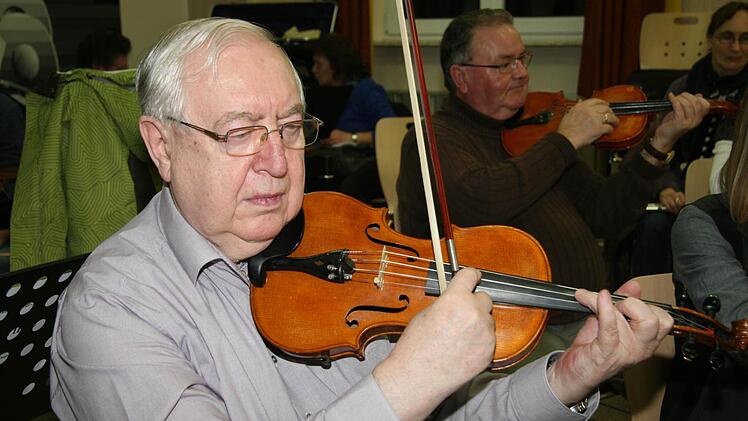 Der 76-jährige Alfred Porzelt spielt Geige.