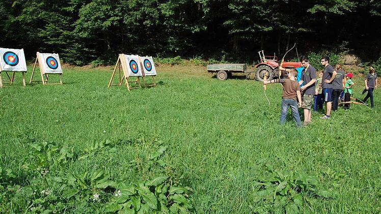 Dass das Bogenschießen gefahrlos ablaufen konnte, dafür sorgten die jungen Schützen des Vereins mit Elisa Tartler (dt. Meisterin).