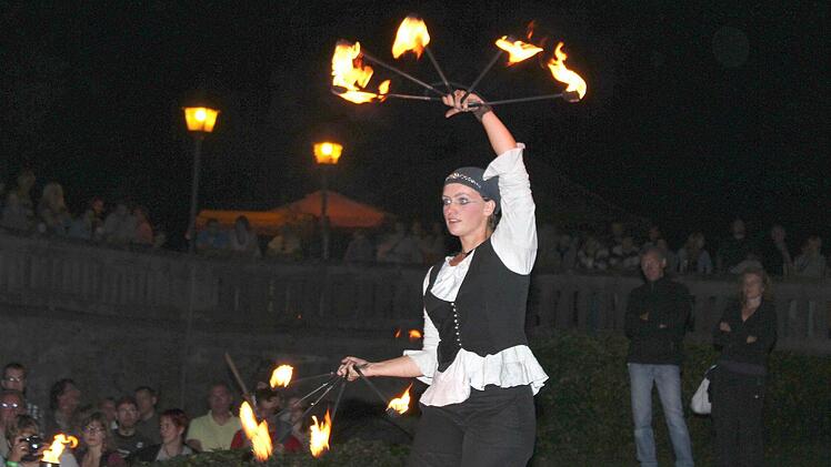 Für ihre Feuerschow bekam die Jongleurin Silke Schirok tosenden Applaus vom begeisterten Publikum.