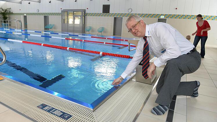 28 Grad Wassertemperatur - DLRG-Vorsitzender Franz Fuchs macht den Selbstversuch. Fotos: Ronald Rinklef