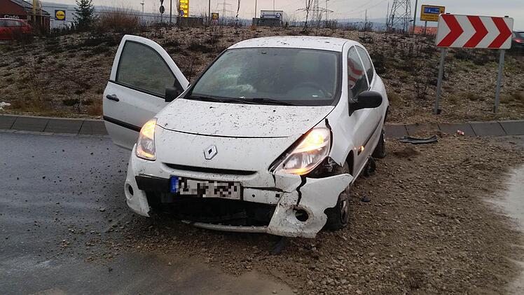 Hinter dem Kreisverkehr gab es eine unsanfte Landung für den Renault-Fahrer. Foto: Michael Memmel
