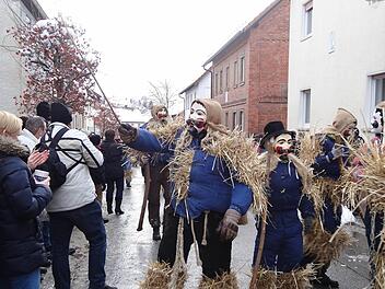 Bedrohliche Oberelsbacher Strohmänner bei der Rhöner Maskenfastnacht. Foto: Marion Eckert