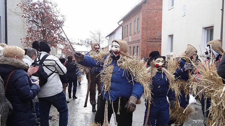 Bedrohliche Oberelsbacher Strohmänner bei der Rhöner Maskenfastnacht. Foto: Marion Eckert
