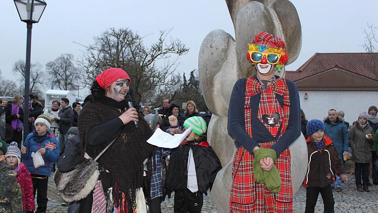 Noch kann das Gemeindeoberhaupt lachen, bevor er die schwere Aufgabe vermeldet bekommt.