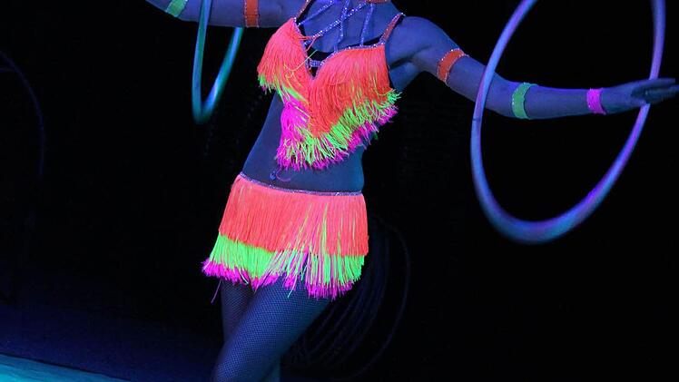 Hula Hoop mit Schwarzlichteffekt: Ein schönes Spektakel
