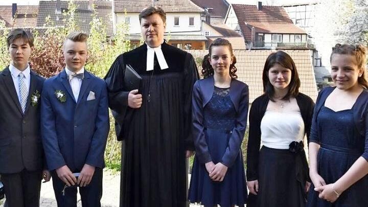 Königsberg — Zwei Buben und drei Mädchen wurden am Sonntag in der Marienkirche in Königsberg von Pfarrer Peter Hohlweg konfirmiert. Daniel Bergmann, Crispin Schüler, Leonie Müller, Lea Welther und Katharina Bintig (von links) führte er zusammen mit Prädikant Alfred Austel zum Tisch des Herrn und feierte mit ihnen das Abendmahl. Foto: Gerold Snater