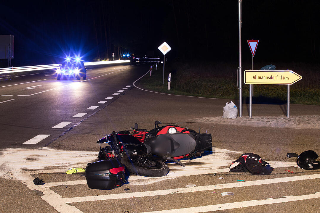 Motorrad übersehen: 57-jährige Bikerin bei Pleinfeld schwer verletzt
