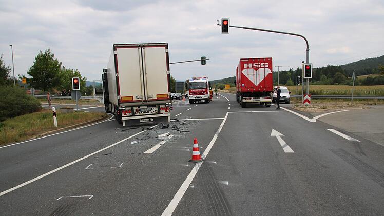An der Redwitzer Kreuzung prallte der Bamberger Lkw (links) auf den Kronacher Lkw (rechts).Matthias Einwag