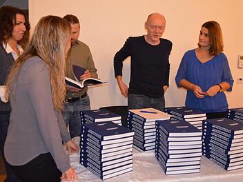 Großes Interesse herrschte am neuen Buch "Streifzüge durch 900 Jahre Buttenheimer Geschichte 1118 - 2018". Foto: Andrea Spörlein