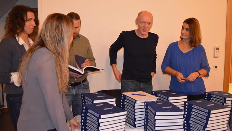 Großes Interesse herrschte am neuen Buch "Streifzüge durch 900 Jahre Buttenheimer Geschichte 1118 - 2018". Foto: Andrea Spörlein