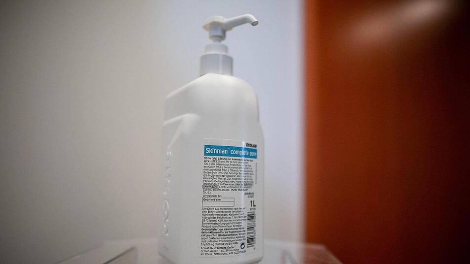 Gehört Desinfektionsmittel in den Putzschrank daheim? Foto: Michael Kappeler/dpa