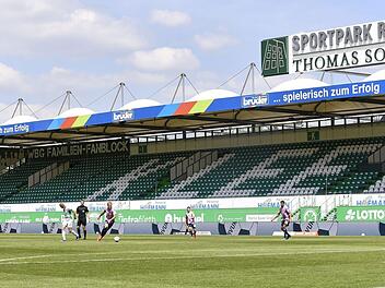 Mehr als 10 000 Zuschauer pilgern im Schnitt zu den Heimspielen der SpVgg Greuther Fürth. Am Sonntag beim 2:2-Remis gegen den Hamburger SV blieben die Tribünen des Sportparks Ronhof leer - wie in allen anderen Stadien der 1. und 2. Bundesliga auch.  Foto: Sportfoto Zink