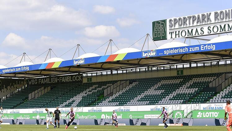 Mehr als 10 000 Zuschauer pilgern im Schnitt zu den Heimspielen der SpVgg Greuther Fürth. Am Sonntag beim 2:2-Remis gegen den Hamburger SV blieben die Tribünen des Sportparks Ronhof leer - wie in allen anderen Stadien der 1. und 2. Bundesliga auch.  Foto: Sportfoto Zink