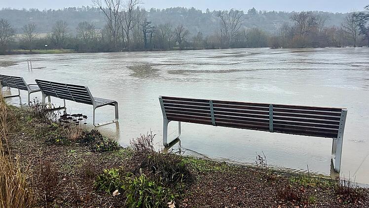 Hochwasser in Unterfranken: Main überflutet Wiesen und Wege