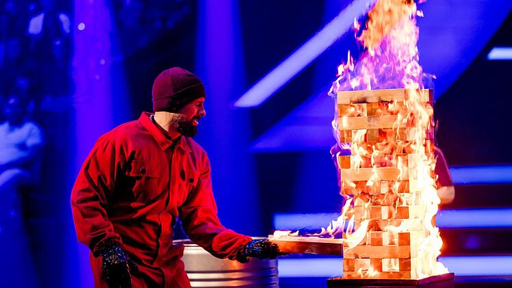 Doch auch im Studio kann es gef&auml;hrlich werden, wie hier beim "Feuer-Jenga" mit Klaas Heufer-Umlauf.