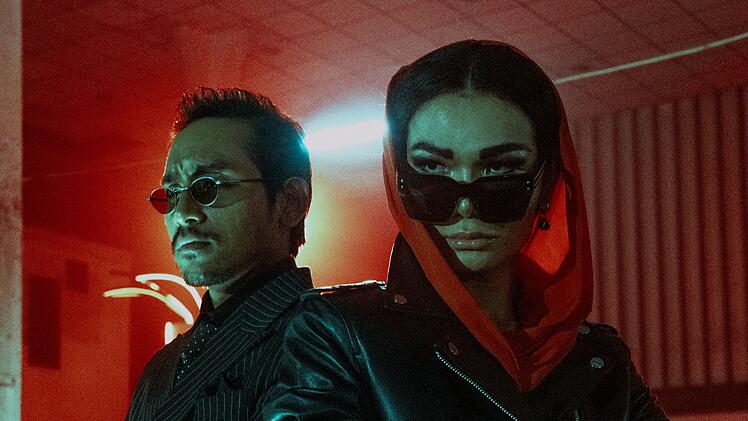 Sie haben offenbar das Sagen in der Unterwelt und dem Nachtleben von Bangkok: die Geschwister Achara (gespielt vom Transgender-Model Mimi Tao) und Somchai (verk&ouml;rpert vom thail&auml;ndischen Musiker D Gerrard).