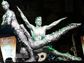 ,La Metta' nennen sich drei Berliner Kraftakrobaten, die als Silberstatuen  lebende Bilder präsentieren. Foto: Barbara Herbst