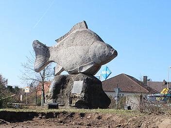 Heimische Kräuter werden bald um den steinernen Karpfen herum wachsen. Foto: Andreas Dorsch