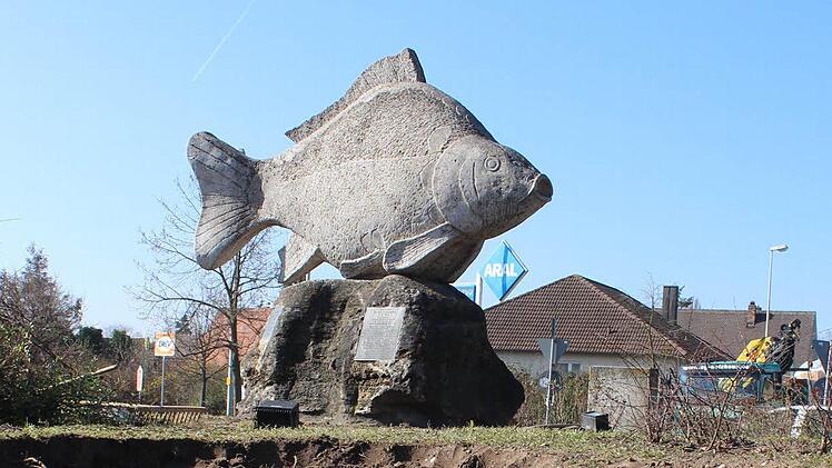 Heimische Kräuter werden bald um den steinernen Karpfen herum wachsen. Foto: Andreas Dorsch