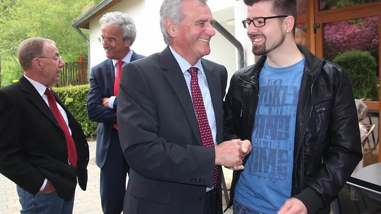 Impression am Rande des Besuchs von Ministerin Melanie Huml beim BRK in Kronach - hier Landrat Oswald Marr (M.). Foto: Schadeck