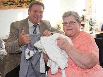 Lothar Müller vom Textilservice Jöckel zeigt der Bewohnerin Gisela Froese, wie der neue Wäscheservice funktioniert: Schmutzwäsche einfach in den Wäschesack stecken, dann wird die Wäsche mit einem sogenannten DataMatrix-Code versehen und kann jederzeit wieder den Bewohnern zugeordnet werden. Foto: Sonja Adam