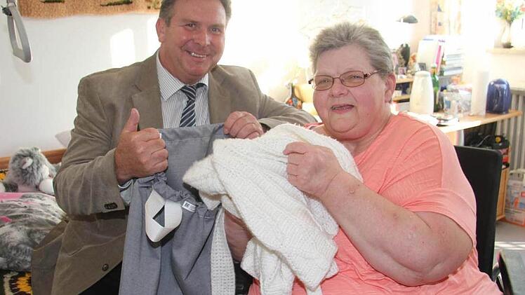 Lothar Müller vom Textilservice Jöckel zeigt der Bewohnerin Gisela Froese, wie der neue Wäscheservice funktioniert: Schmutzwäsche einfach in den Wäschesack stecken, dann wird die Wäsche mit einem sogenannten DataMatrix-Code versehen und kann jederzeit wieder den Bewohnern zugeordnet werden. Foto: Sonja Adam