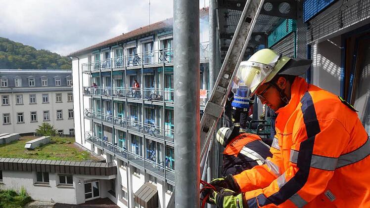 Dramatische Szenen bei der Großübung am Samstag im Haus Kreuzberg der Kurklinik "Am Kurpark" in Bad Kissingen.  Foto: Rauch