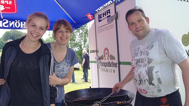 Bundeswehr-Kantinen-Wirt Michael Vieres bewirtete die 210 Gäste zusammen mit seiner Frau Claudia und seiner Tochter Franzi. Foto: Stephanie Elm
