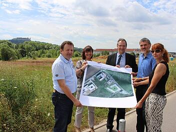 Der Vesteblick ist inklusive (von links): Thomas Schwesinger, Gisela Raab, Bürgermeister Thomas Nowak, Landschaftsgärtner Klaus Kaiser und Architektin Christine Pecher zeigen den Entwurf.  Foto: Ulrike Nauer