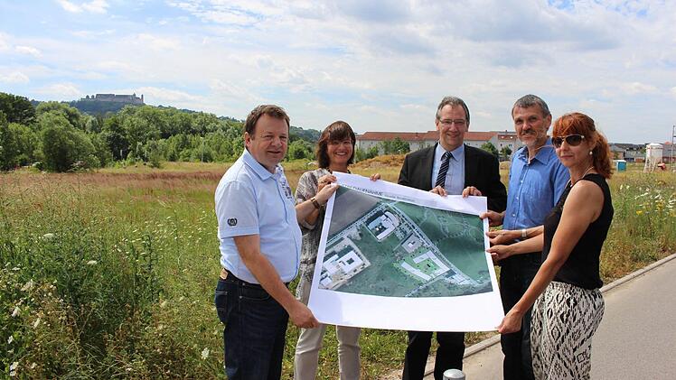 Der Vesteblick ist inklusive (von links): Thomas Schwesinger, Gisela Raab, Bürgermeister Thomas Nowak, Landschaftsgärtner Klaus Kaiser und Architektin Christine Pecher zeigen den Entwurf.  Foto: Ulrike Nauer