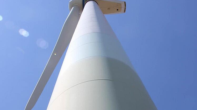 Eines der beiden lukrativen Windräder auf dem Bretzenstein. Weit kleiner als die derzeit in der Diskussionen stehenden. Dazu weiß Erich Grell: "Zehn Meter mehr Höhe bringen fünf Prozent mehr Ertrag."  Foto: Ralf Kestel