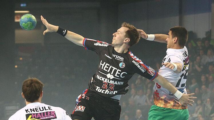 Nikolai Link behauptet sich gegen zwei Göppinger.  Foto: Sportfoto Zink