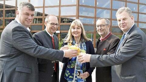 Die Kooperation wird besiegelt (von links): Hans-Josef Stich, Christian Meißner, Dr. Birgit Weber, Jürgen Kohmann, Michael Amthor.