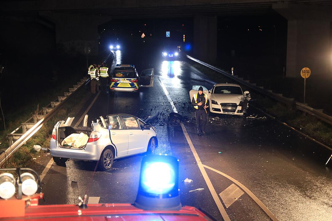 Schwerer Unfall auf der B4 bei Kemmern (Kreis Bamberg) mit zwei schwer verletzten Kindern