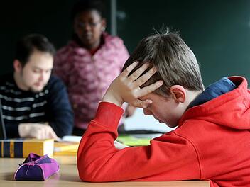 Kinder haben es nicht immer leicht. Schwierige Verhältnisse zu Hause belasten sie auch in der Schule. Alle Coburger Grundschulen werden mit Jugendsozialarbeitern ausgestattet.  Symbolfoto: Malte Christians/dpa