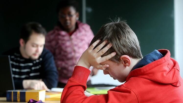 Kinder haben es nicht immer leicht. Schwierige Verhältnisse zu Hause belasten sie auch in der Schule. Alle Coburger Grundschulen werden mit Jugendsozialarbeitern ausgestattet.  Symbolfoto: Malte Christians/dpa