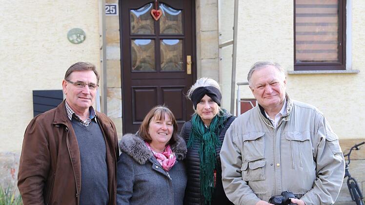 Vor dem Munker-Haus in Wiesenthau (v. l.): Otto Hübner,  Maria Hübner-Roppelt sowie Melissa und Harold Munger Foto: Franz Galster