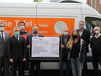 Freude und Dankbarkeit über die erfolgreiche Spendenaktion überwiegen: Unser Bild zeigt  von links Michael Kaiser, Roland Friedrich, Alexander Kretz, Thomas Bold, Hans-Jürgen Schelle, Charlotte Wittnebel-Schmitz, Patrick Bindrum und Wolfgang Speyer. Foto: Antje Rink