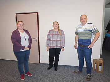 Die beiden Gemeindejugendarbeiterinnen Dajana Moraw und Ina Hiller vom Verein "ProJugend im Landkreis Bad Kissingen" stellten im Gemeinderat ihre Arbeit vor. Bürgermeistern Daniel Wehner dankte ihnen für ihr Engagement.  Foto: Marion Eckert