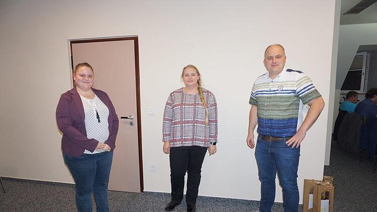 Die beiden Gemeindejugendarbeiterinnen Dajana Moraw und Ina Hiller vom Verein "ProJugend im Landkreis Bad Kissingen" stellten im Gemeinderat ihre Arbeit vor. Bürgermeistern Daniel Wehner dankte ihnen für ihr Engagement.  Foto: Marion Eckert