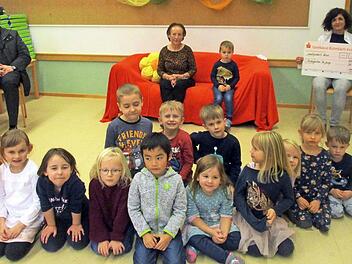 Im Kindergarten St. Josef wurde Kunigunde Adam verabschiedet. Das Bild zeigt sie auf ihrem "Ehrenplatz" neben ihrem Enkel sowie Pfarrer Sven Raube (links) und Kiga-Leiterin Johanna Schirmer (rechts).