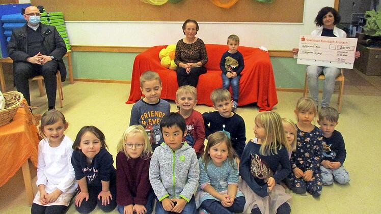 Im Kindergarten St. Josef wurde Kunigunde Adam verabschiedet. Das Bild zeigt sie auf ihrem "Ehrenplatz" neben ihrem Enkel sowie Pfarrer Sven Raube (links) und Kiga-Leiterin Johanna Schirmer (rechts).