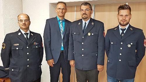 Die Freiwillige Feuerwehr Reifenberg wählte ihre Kommandanten neu; von links im Bild Kreisbrandmeister Michael Wölker, Dritter Bürgermeister Roland Dauer, Zweiter Kommandant Michael Sitter und Kommandant Alexander Förtsch.