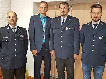 Die Freiwillige Feuerwehr Reifenberg w&auml;hlte ihre Kommandanten neu; von links im Bild Kreisbrandmeister Michael W&ouml;lker, Dritter B&uuml;rgermeister Roland Dauer, Zweiter Kommandant Michael Sitter und Kommandant Alexander F&ouml;rtsch.