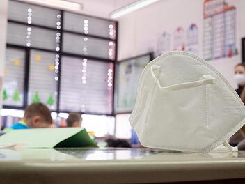 Viele FFP2-Masken sind sehr klein zugeschnitten, das kann die Ohren knicken.
