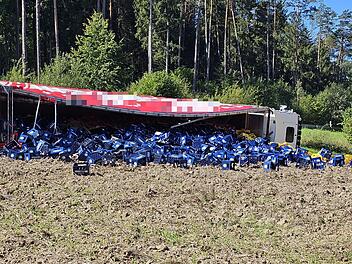 Neuhaus: Umgekippter Bierlaster verursacht Vollsperrung - "zahlreiche Bierk&auml;sten" verloren