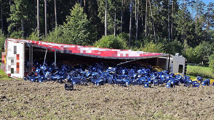 Neuhaus: Laster kippt auf Staatsstra&szlig;e um und landet in Feld - Ladung verteilt sich