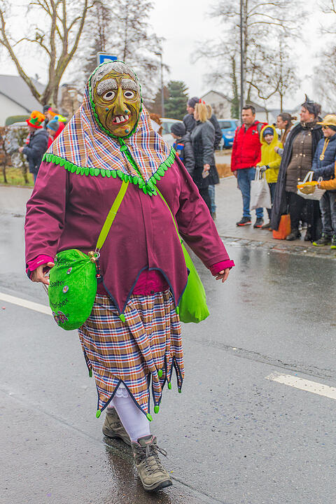 Buntes Faschingstreiben begeistert groß und klein.