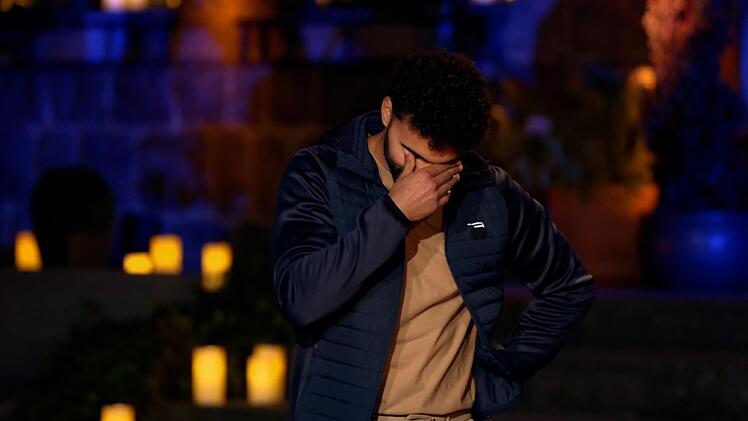 Motsi, Charlotte und Mirja verkündeten der Reihe nach: "Ich bin eine Verräterin." Younes war am Ende, auch seelisch. "Ich bin gebrochen."