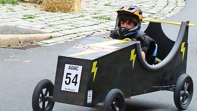 Matteo legt sich mit seinem schwarzen Flitzer „Leos Thunder“ in die Kurve.